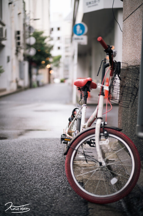 vélo rouge photo by Kanoko Art