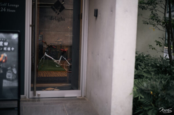 vélo rouge dans la fenêtre photo by Kanoko Art
